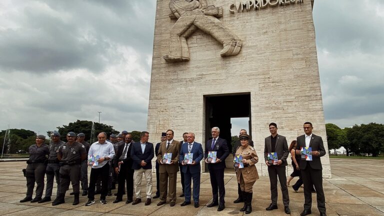 Sociedade Veteranos de 32: MMDC lança livro sobre as bandeiras brasileiras