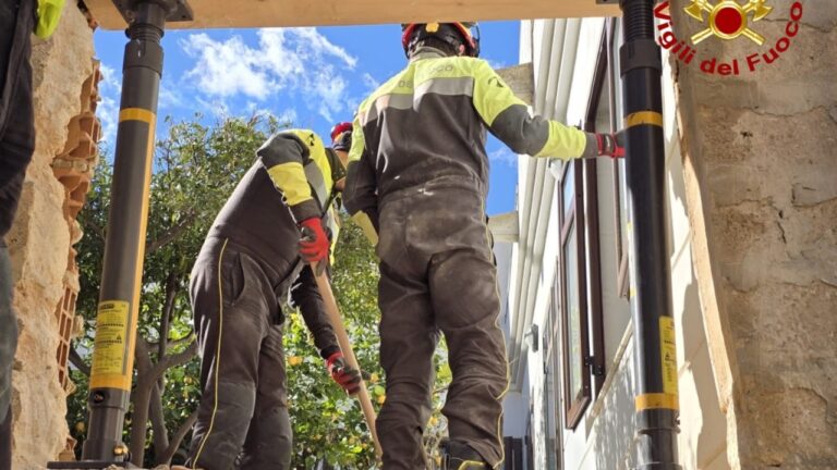Bombeiros resgatam livros raros em deslizamento na Itália