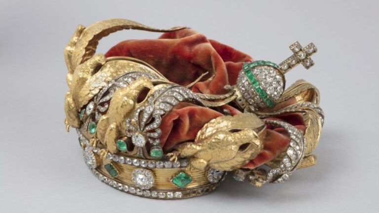 Louvre anuncia restauração da coroa da imperatriz Eugênia, danificada em roubo