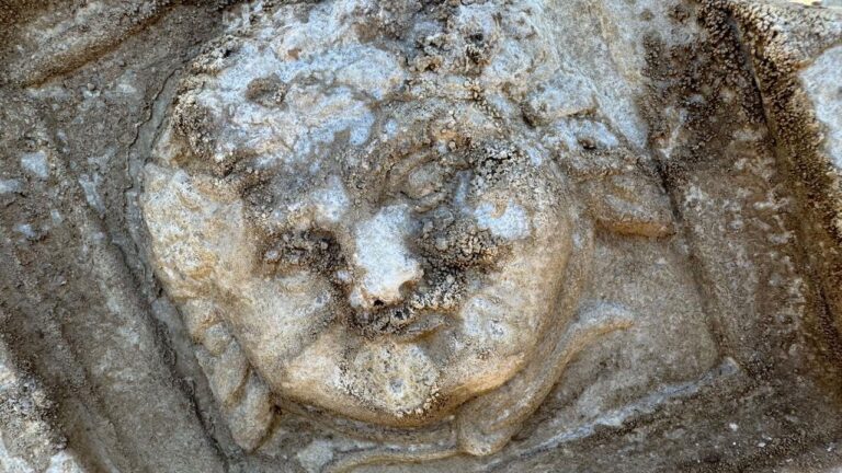 A surpreendente escultura de uma Medusa sorridente descoberta na Turquia