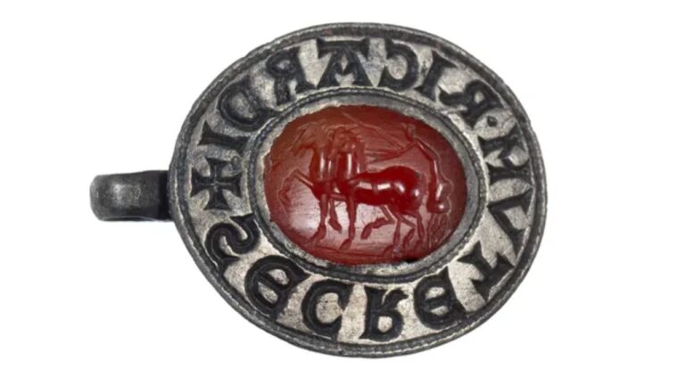 Selo medieval descoberto no Reino Unido ostenta gema romana de 2.000 anos
