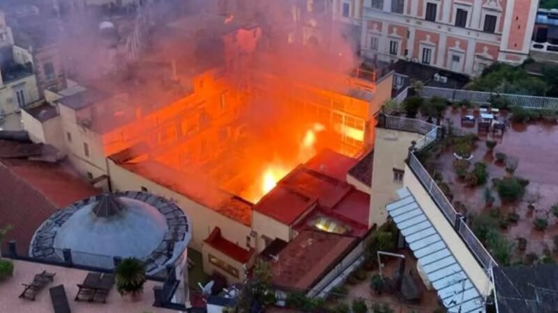 Incêndio destrói o histórico Teatro Sannazaro em Nápoles, na Itália