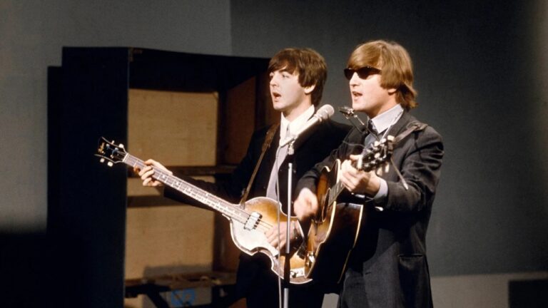 Filha de Paul McCartney revela reação do pai ao saber do assassinato de John Lennon