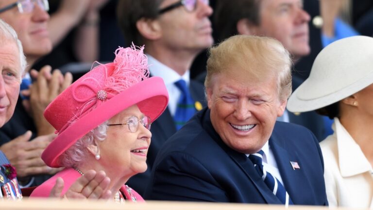 Novo livro afirma que Trump pressionou Rainha Elizabeth II em busca de fofoca