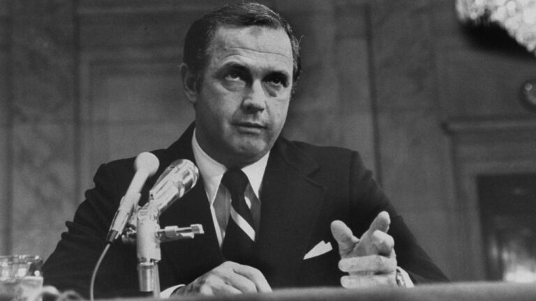 Alexander Butterfield, peça-chave no caso Watergate, morre aos 99 anos