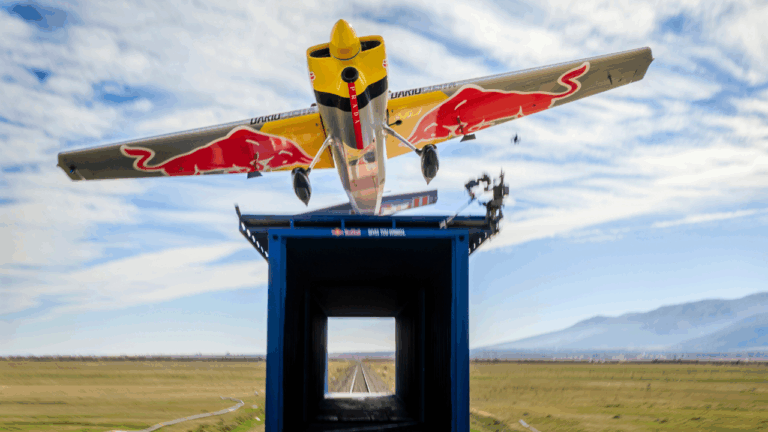 Confira primeira vez que um avião pousa e decola de um trem em movimento