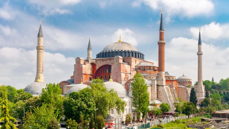 Pesquisadores descobrem rede de túneis de 1600 anos sob a mesquita Hagia Sophia