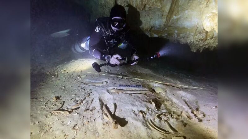 Restos mortais de 8 mil anos são encontrados em caverna submersa no México