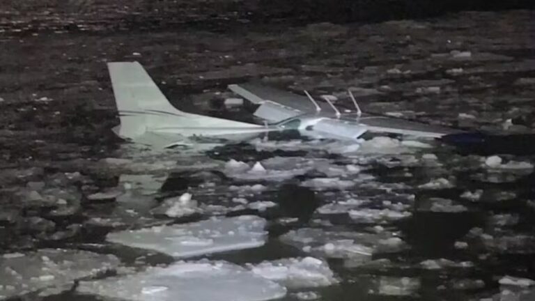 Aeronave faz pouso de emergência e pessoas a bordo sobrevivem após nadar em águas geladas