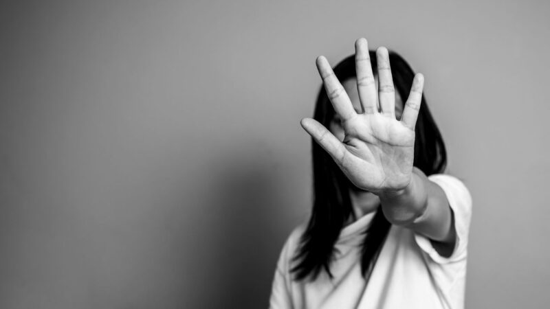 Beijo na mão sem consentimento pode ser considerado agressão sexual, decide Justiça espanhola