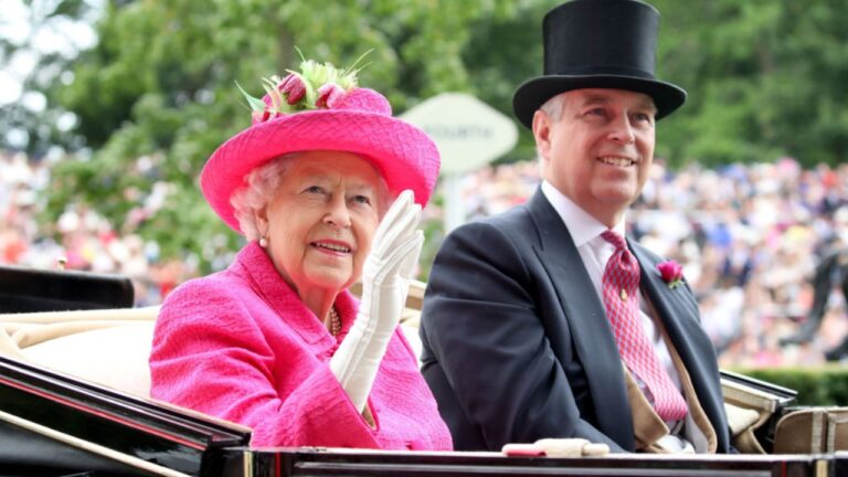 Rainha Elizabeth não acreditava nas acusações contra Andrew, aponta livro