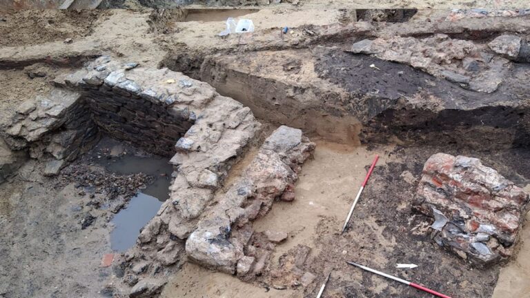 Castelo de 500 anos é encontrado por equipes de construção