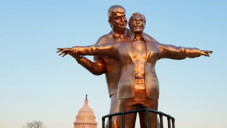 Estátua de Trump e Epstein em pose de Titanic surge nos EUA