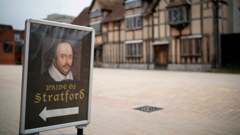Local de nascimento de Shakespeare deve ‘descolonizar’ legado do dramaturgo