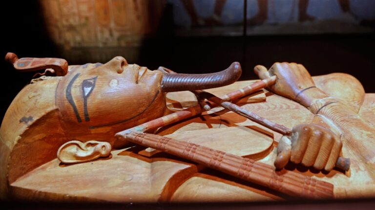 Pela primeira vez, sarcófago de Ramsés II é exibido em Londres