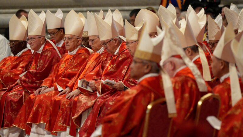 Cardeal foi visto com celular no bolso durante conclave de 2025, revela livro