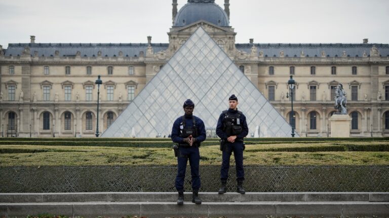 França anuncia projeto de um bilhão de euros para priorizar segurança no Louvre
