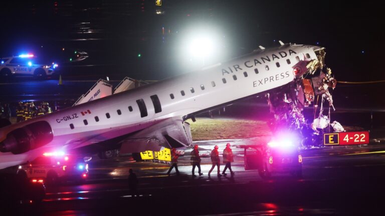 Avião colide com caminhão e provoca duas mortes em aeroporto de Nova York