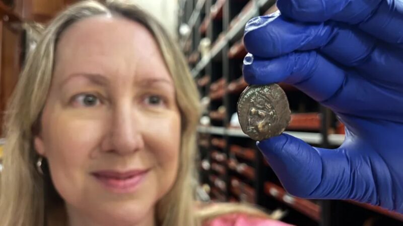 Moeda de 2 mil anos é usada como passagem na Inglaterra