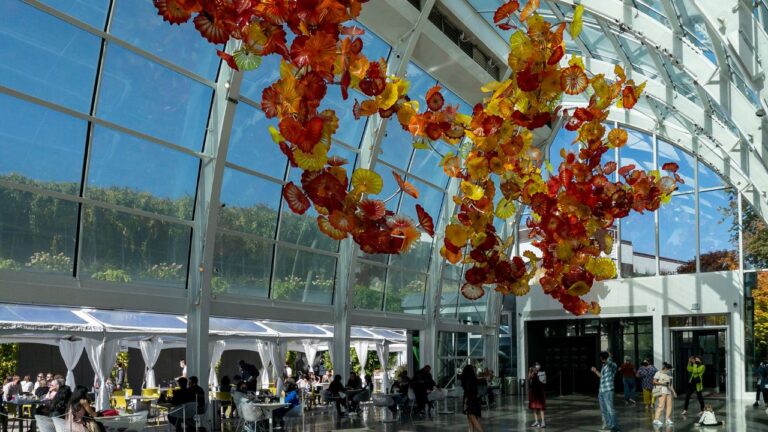 Homem invade museu e quebra R$ 1 milhão em obras