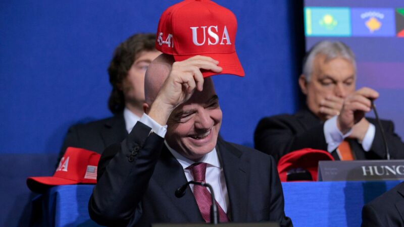 Presidente da FIFA, organizador da Copa do Mundo, Gianni Infantino, com boné dos Estados Unidos