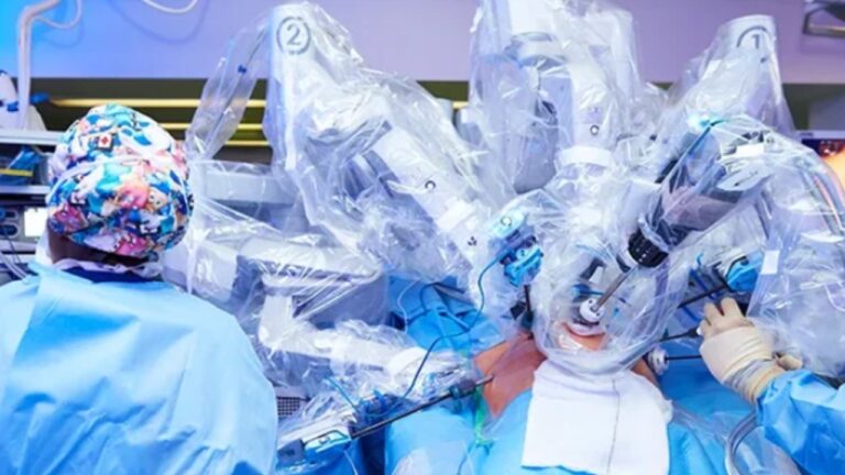 Câncer é operado em cirurgia robótica remota inédita a 2.400 km
