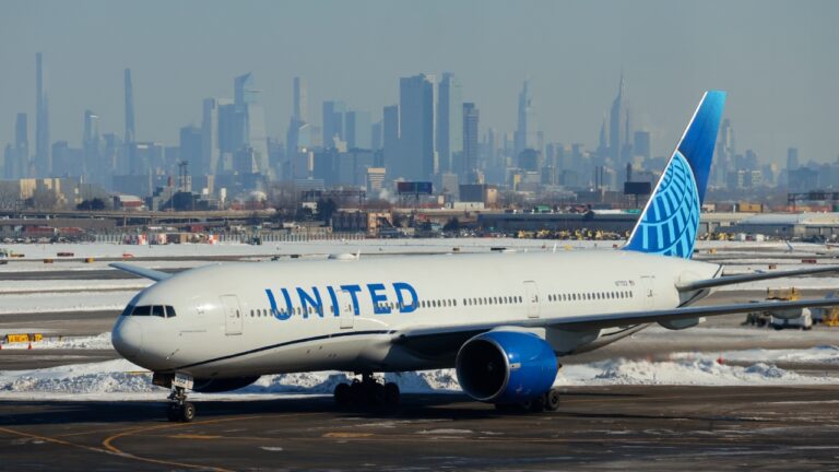 Avião da United Airlines realiza pouso de emergência após incêndio