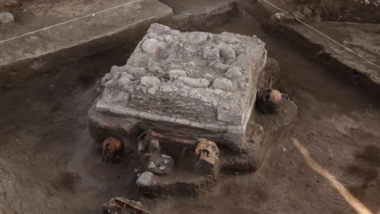 Altar de sacrifício de 1.000 anos com ossos humanos é descoberto no México