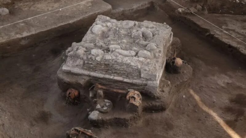 Altar de sacrifício de 1.000 anos com ossos humanos é descoberto no México