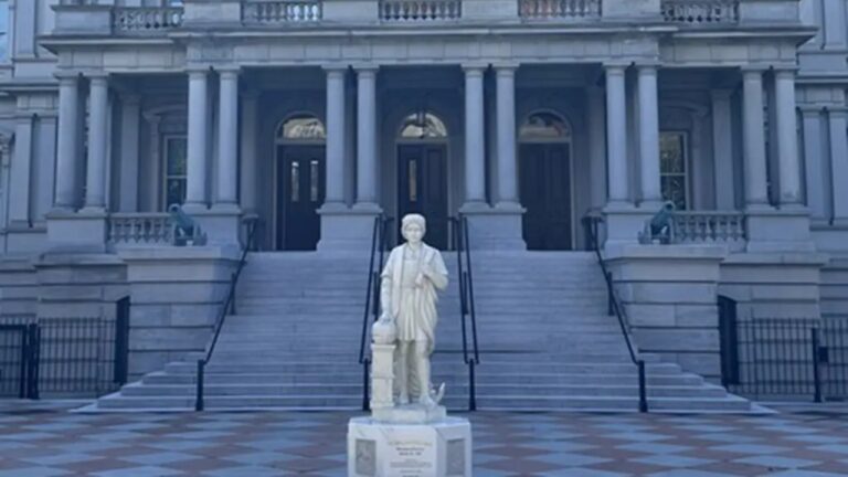 Trump instala estátua de Cristóvão Colombo na Casa Branca