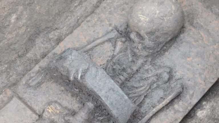 Arqueólogos descobrem túmulos de crianças ‘guerreiras’ de 2.500 anos na Itália
