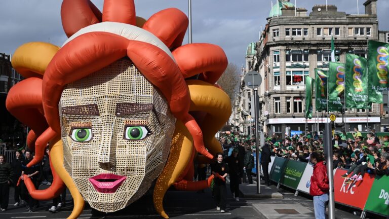 Desfile na Irlanda choca ao simular estupro e citar Epstein