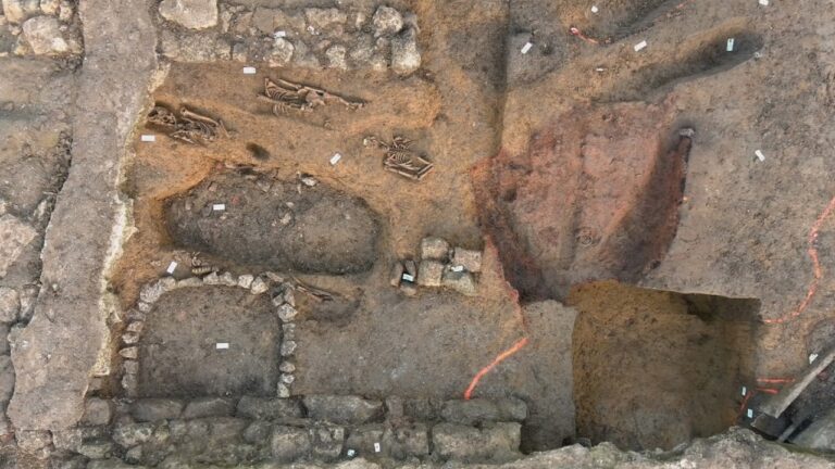 Escavação revela ocupação medieval, necrópole e fornos para cerâmica na França