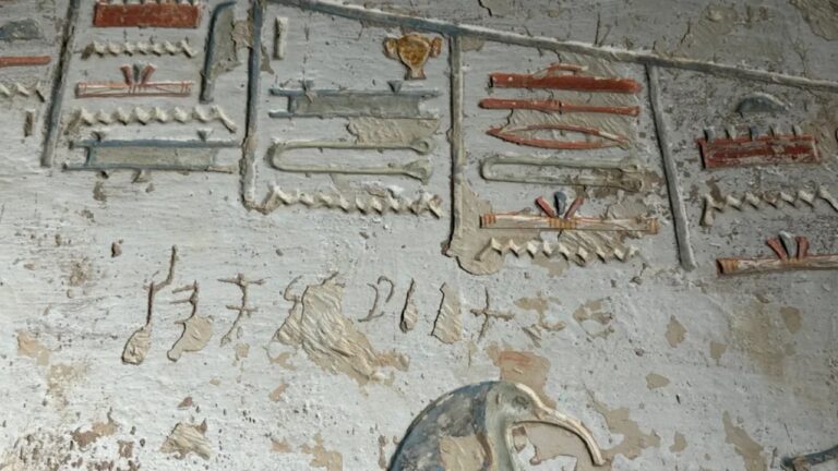 Inscrições indianas de 2.000 anos são achadas em tumbas do Egito