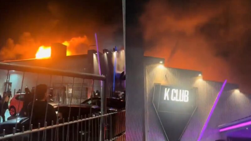 Incêndio de grandes proporções destrói boate na Alemanha
