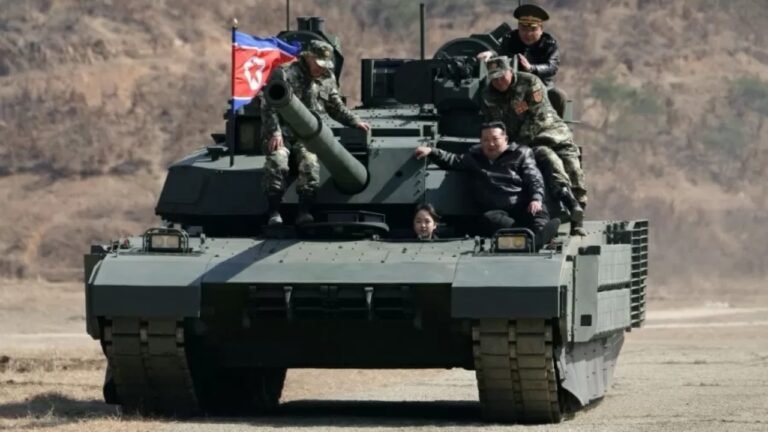 Filha de Kim Jong-un é vista dirigindo tanque em treino militar