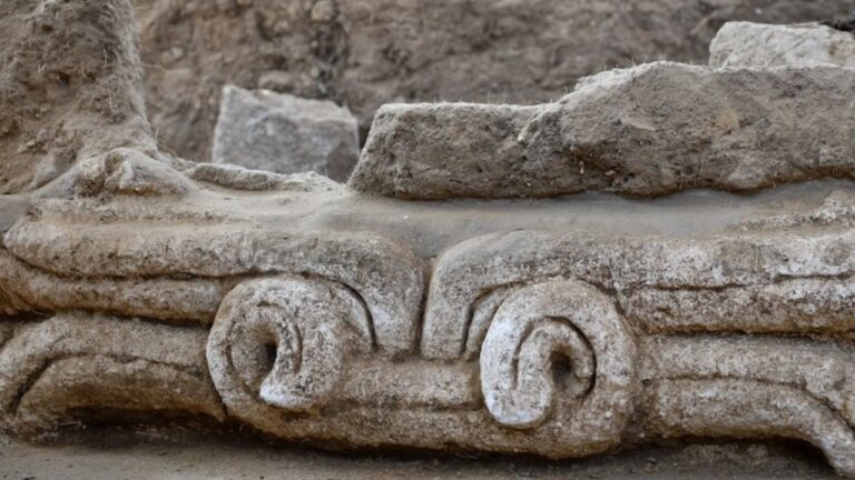 Relevos pré-hispânicos em estuque são descobertos em Tlaxcala, no México