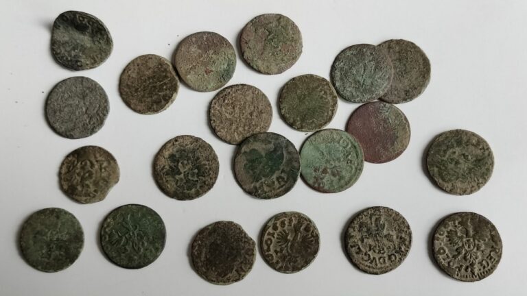 Arqueólogos descobrem moedas e artefatos medievais na Polônia
