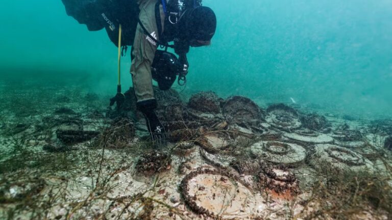 Naufrágio romano raro de 2 mil anos é descoberto em lago na Suíça
