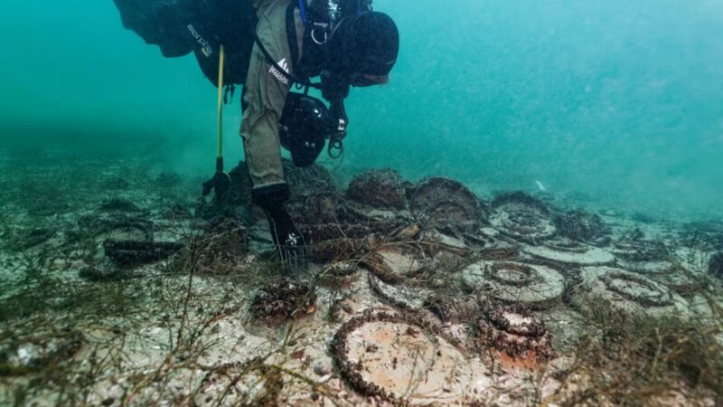Naufrágio romano raro de 2 mil anos é descoberto em lago na Suíça