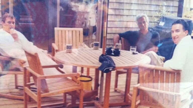 Imagem inédita mostra Epstein com ex-príncipe Andrew e Peter Mandelson
