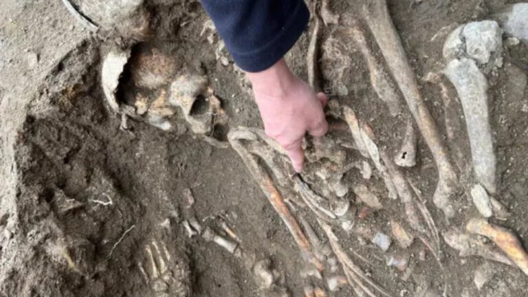 Arqueólogos encontram pregos em esqueletos de 1.800 anos