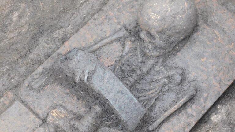 Tumbas na Itália revelam crianças enterradas como guerreiros