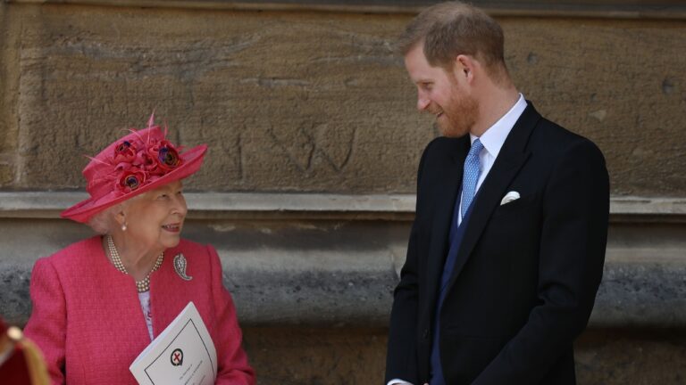Rainha Elizabeth se emocionou ao conhecer bisneta pela primeira vez