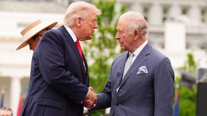 Aperto de mão controverso entre o Rei Charles III e Donald Trump
