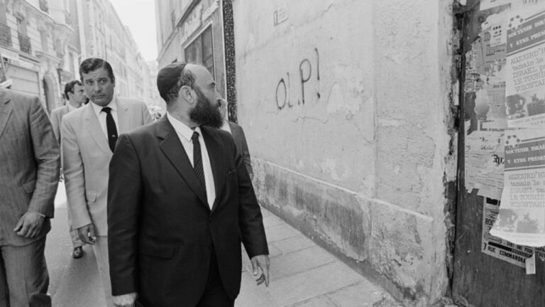 Autoridades palestinas entregam suspeito de ataque a restaurante judaico ocorrido em Paris em 1982
