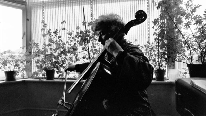 Anita Lasker, a jovem que sobreviveu a Auschwitz por tocar violoncelo