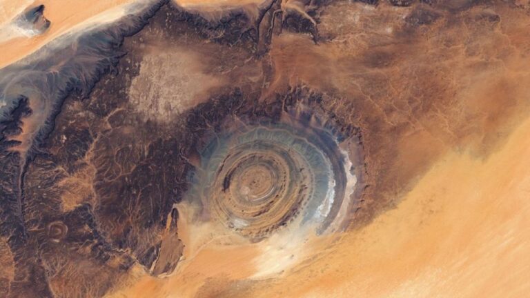 Estrutura geológica no Saara parece um olho se vista do espaço