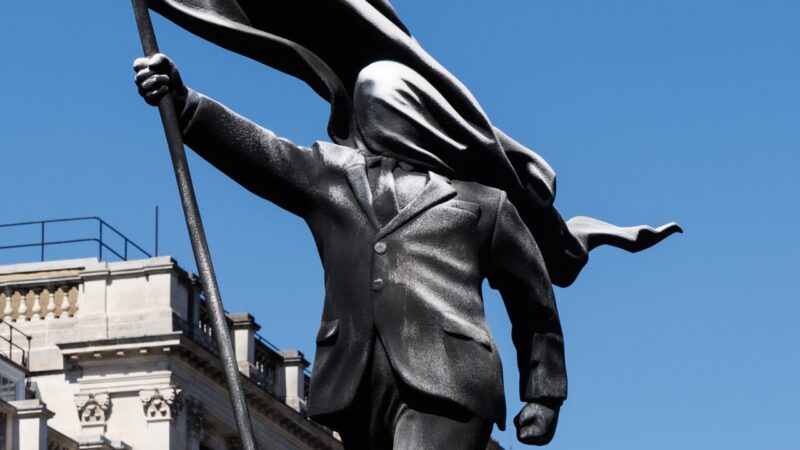 Nova estátua com assinatura de Banksy surge no centro de Londres