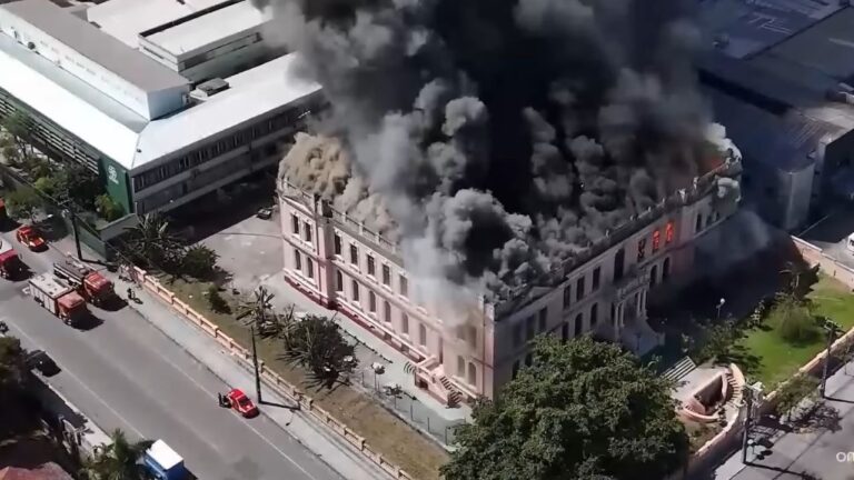 Colégio em edifício histórico tombado é consumido por chamas em Paranaguá